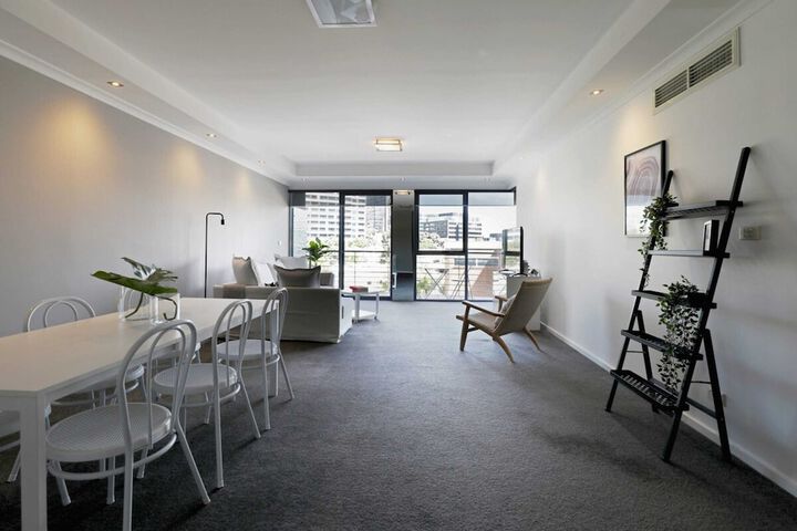 Room 6 of 18