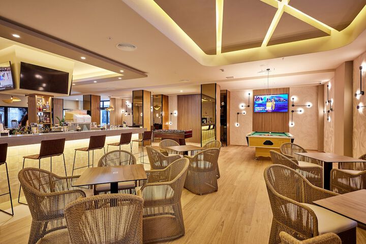 Lounge 120 of 131