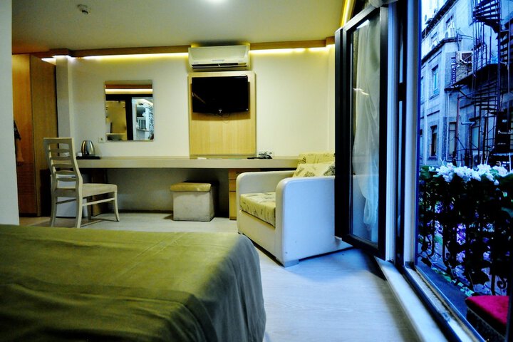Room 9 of 42