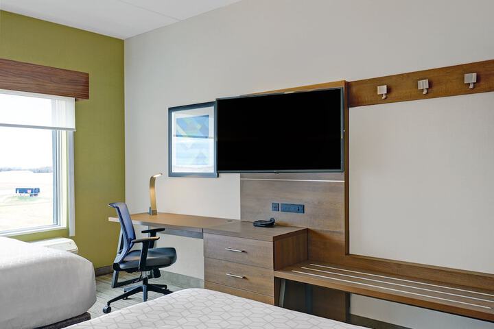 2 Queen Beds (13 of 15)