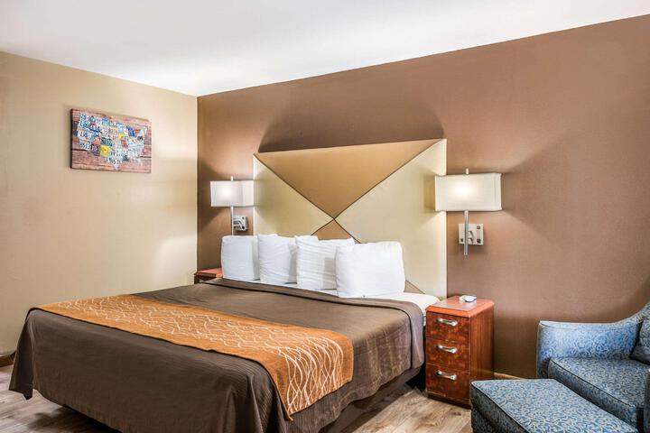 1 Queen Bed (3 of 7)