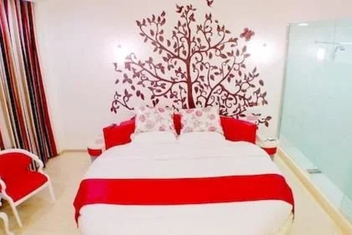 Room 4 of 8