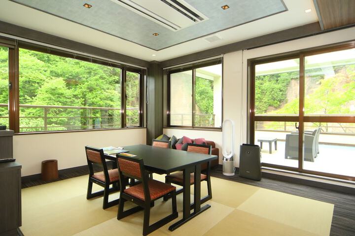 Room 27 of 102