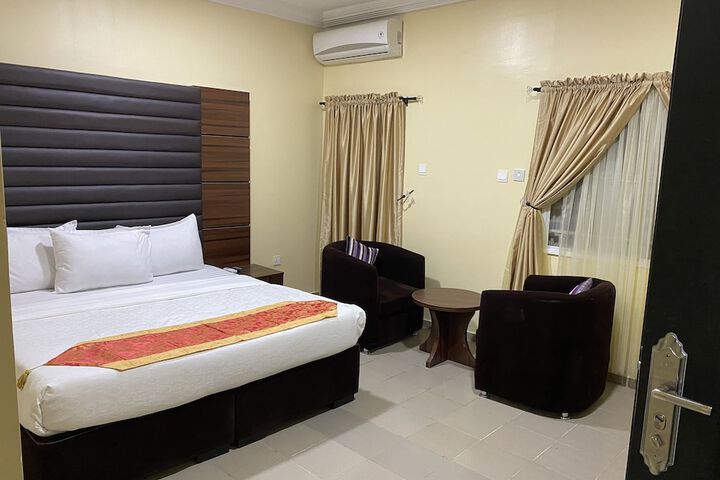 Room 27 of 39
