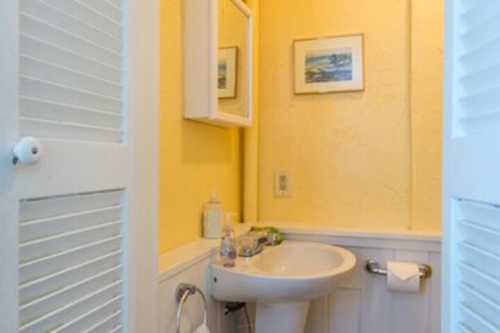 Room 6 of 25