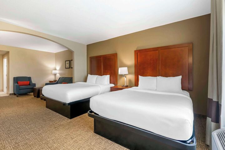 2 Queen Beds (5 of 9)