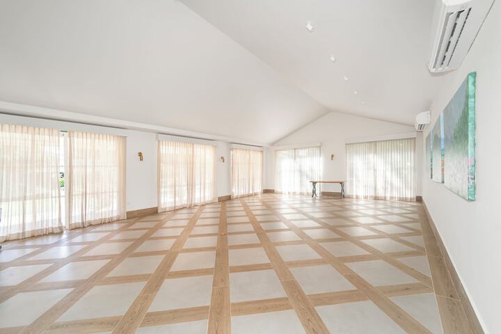 Ballroom/Hall 125 of 161
