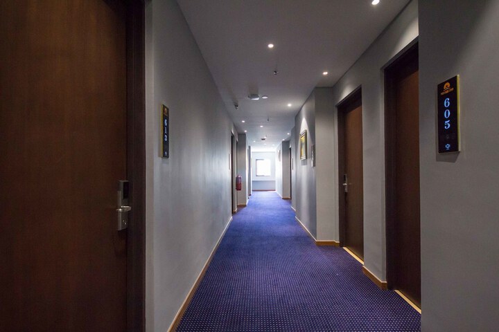Ballroom/Hall 34 of 39