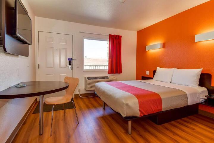 1 Queen Bed (2 of 9)