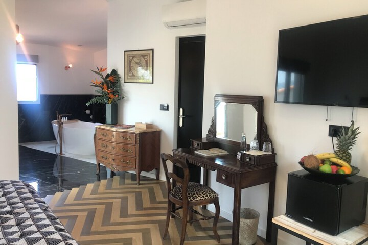 Room 25 of 76