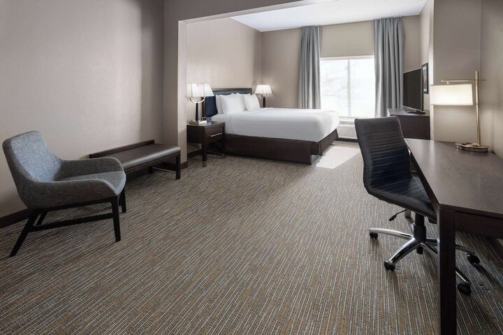 1 King Bed Deluxe Room (4 of 8)