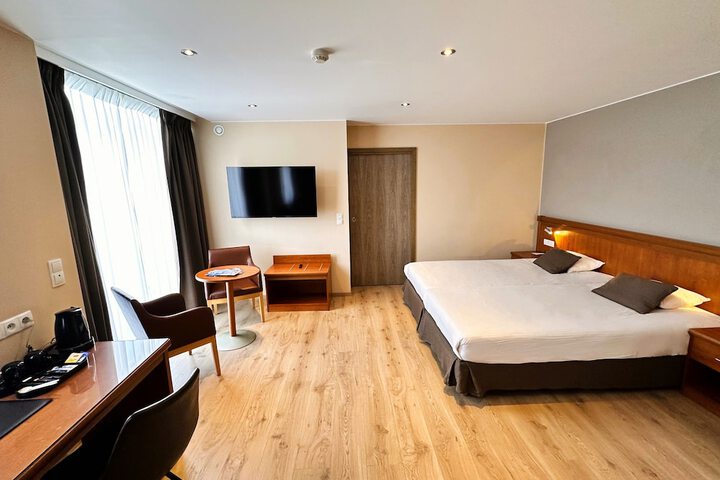 Room 16 of 77