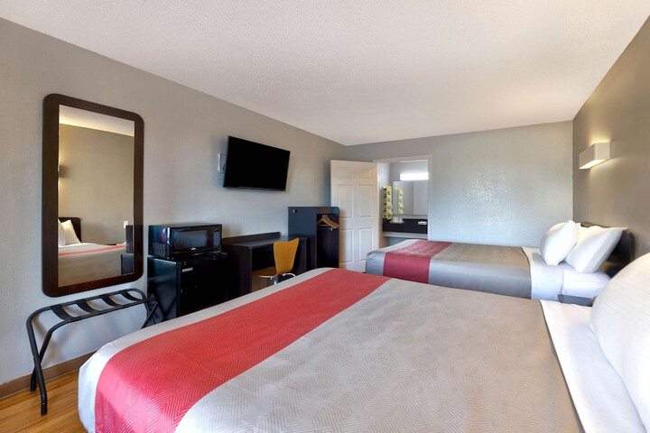2 Queen Beds (6 of 11)