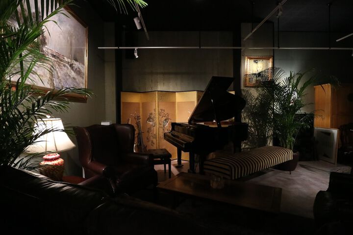 Lounge 88 of 127