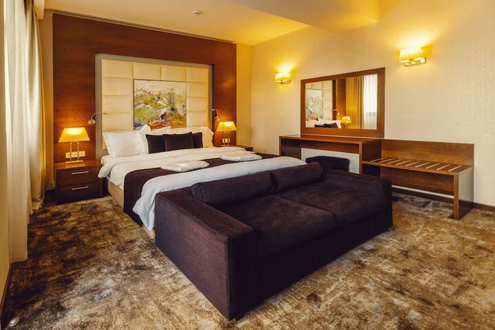 Room 10 of 32