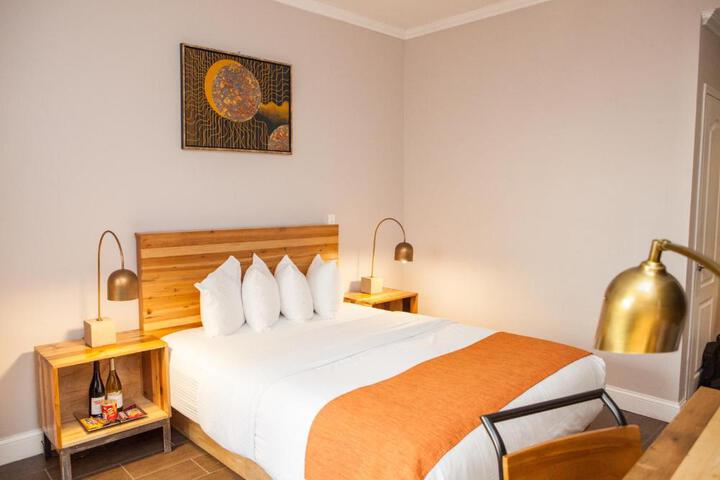 1 Queen Bed Deluxe Accessible Room (18 of 19)