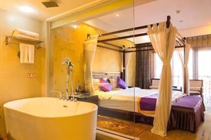 Room 4 of 8