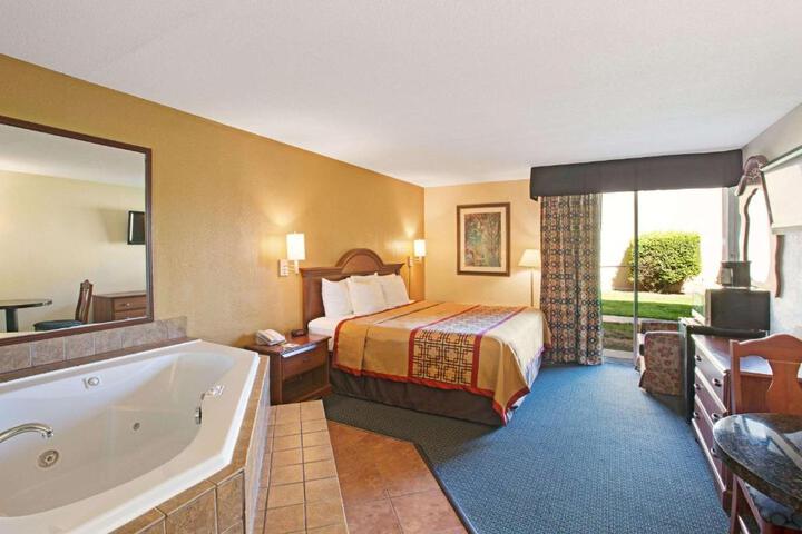 1 King Bed (2 of 6)