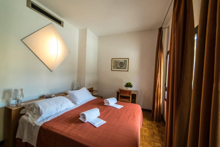 Room 21 of 38