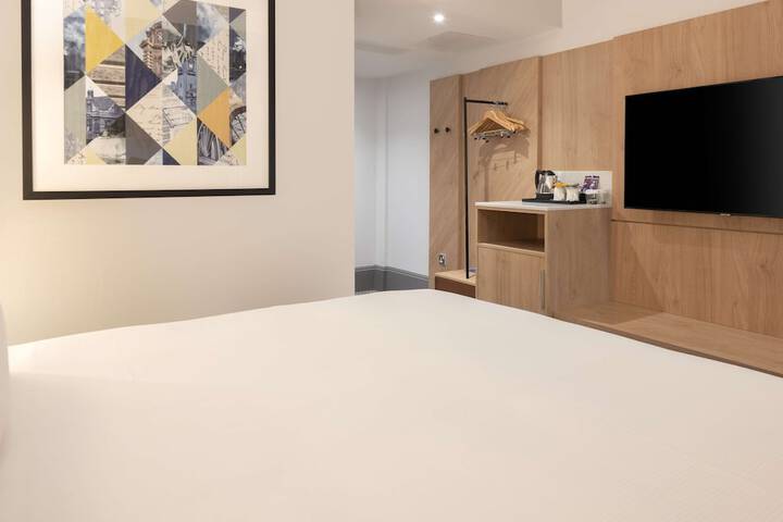 Room 25 of 103