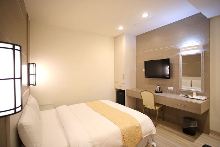 Room 8 of 28
