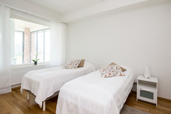 Room 3 of 77