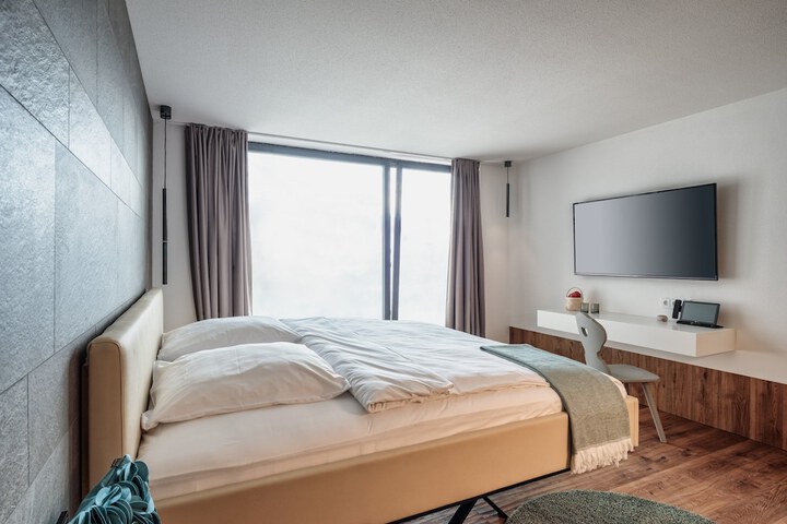 Room 5 of 122