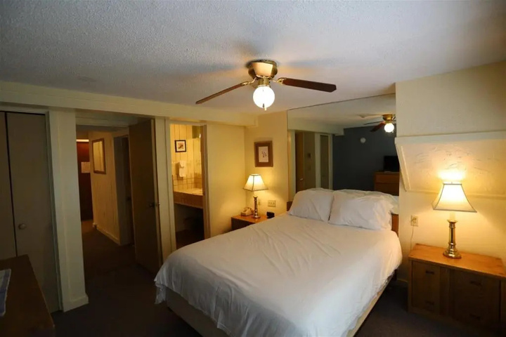 Room 4 of 7