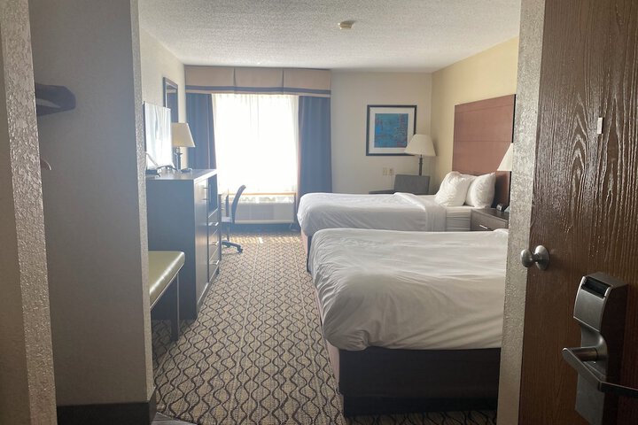 2 Queen Beds (2 of 4)