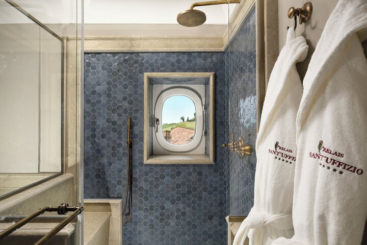 Room 51 of 76
