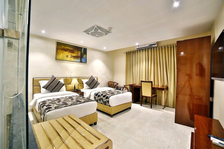 Room 5 of 18