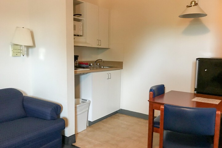 1 Queen Bed Kitchen (5 of 6)