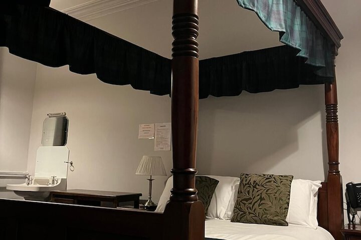 Room 9 of 13