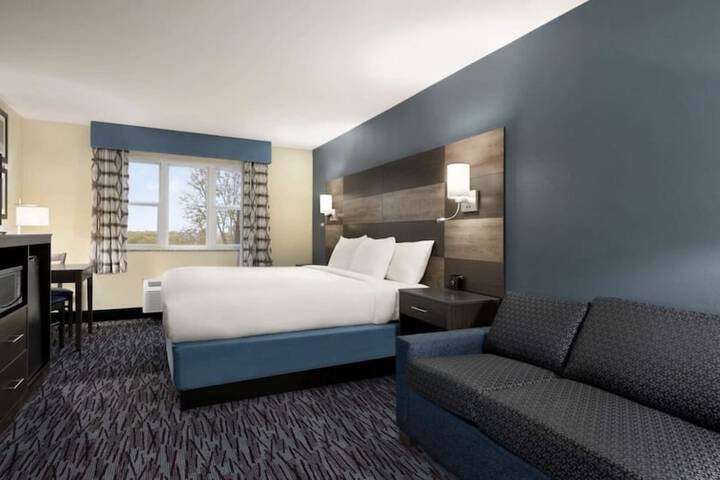 1 King Bed Accessible (12 of 13)
