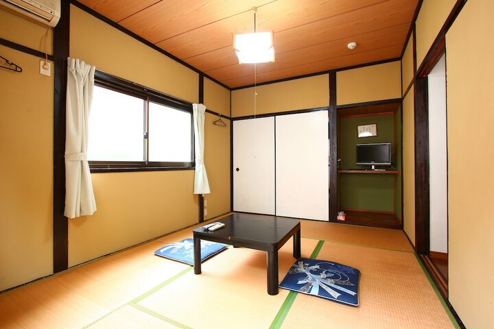 Room 4 of 18