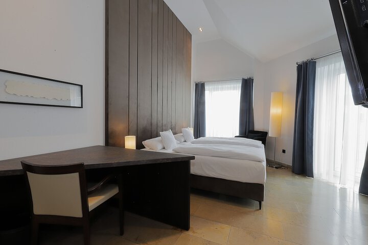 Room 5 of 28