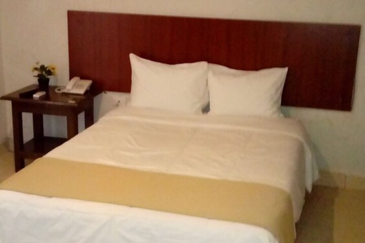 Room 5 of 11
