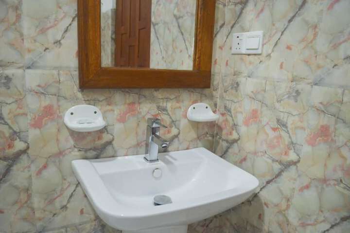 Room 4 of 8