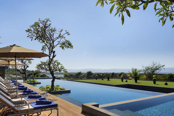 Hotel with Pool
