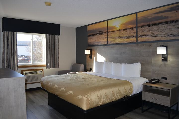 1 King Bed (10 of 12)