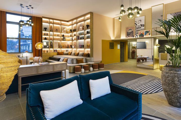 Lobby lounge