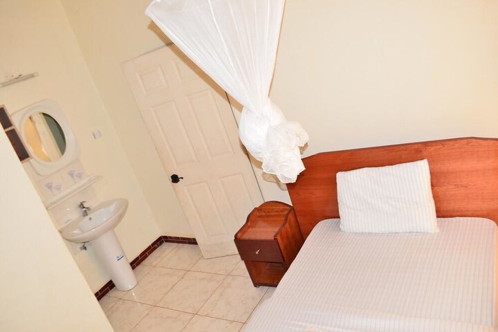 Room 6 of 28