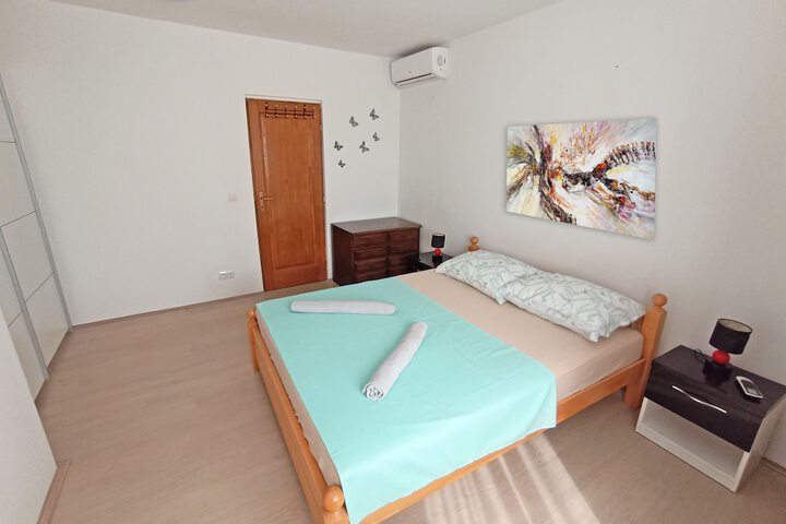 Room 8 of 117