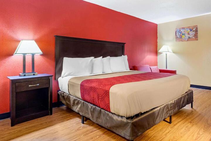 1 King Bed (4 of 8)