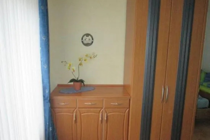 Room 4 of 9