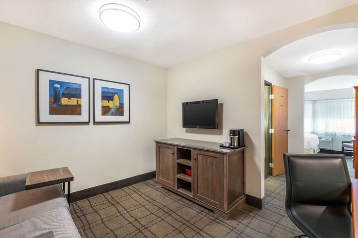 1 King Bed Refridgerator High Speed Internet Coffee Maker, Hair Full Breakfast (15 of 23)