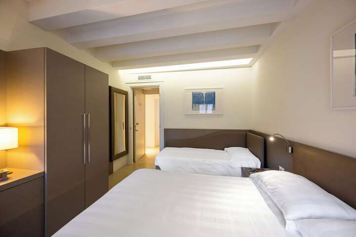Room 27 of 51