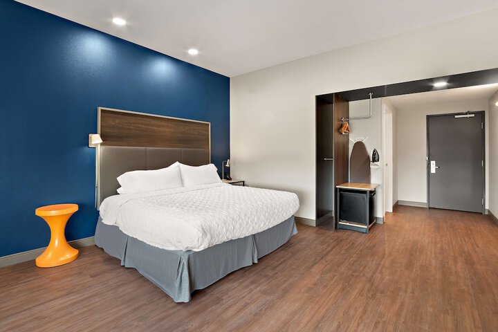 1 King Bed (7 of 13)
