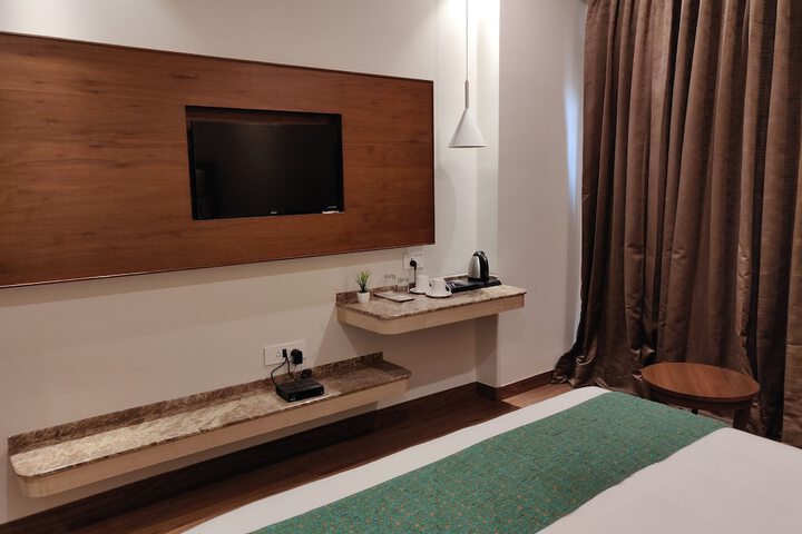Room 12 of 32