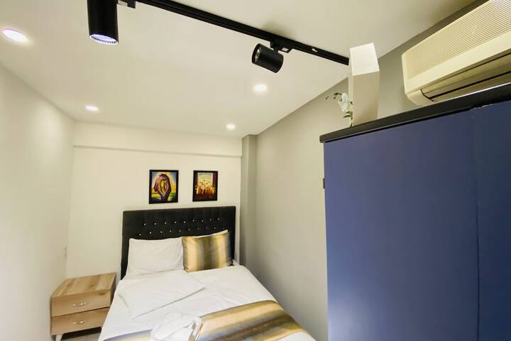 Room 6 of 32